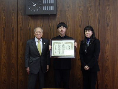 写真（（左から）皆川教育長、片山さん、芝田市長）