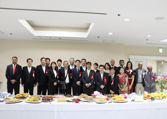 主催者、来賓の方々との記念写真（写真）