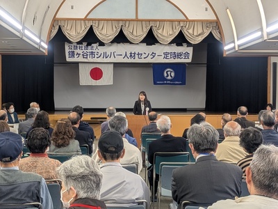 総会で挨拶をする芝田市長（写真）