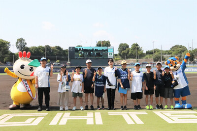 「エスコンフィールド北海道応援ツアー」に参加した小学生と芝田市長（写真）