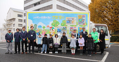 ポスターを描いた児童の皆さんと芝田市長(写真)