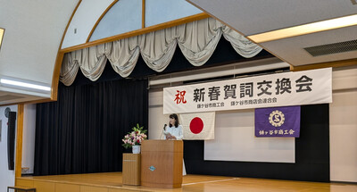 開会式で挨拶する芝田市長(写真)
