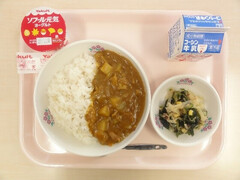 魅力ある学校給食を提供する様子