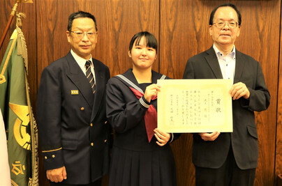 鎌ケ谷市長賞受賞者と副市長による記念撮影の様子