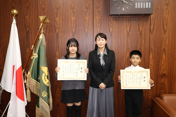 鎌ケ谷市長賞受賞者と芝田市長による記念撮影の様子(写真)