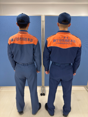 新旧消防活動服背面（写真）