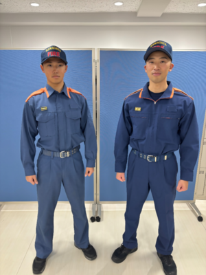 新旧消防活動服前面（写真）