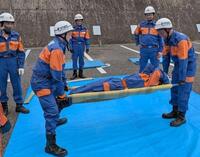 担架搬送訓練のようす(写真)
