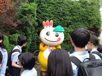 かまたんと高校生の写真