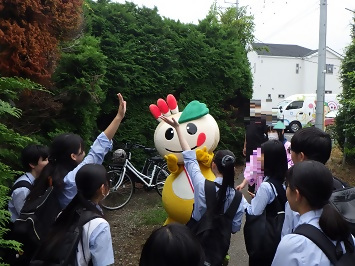 かまたんとの交流を楽しむ高校生の写真