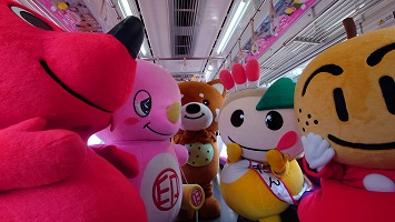 活性化トレインに乗車するキャラクター達の写真