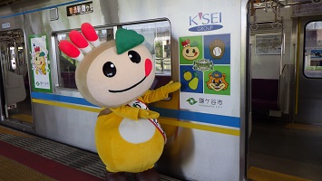 鎌ケ谷市のラッピング部分を紹介するかまたんの写真