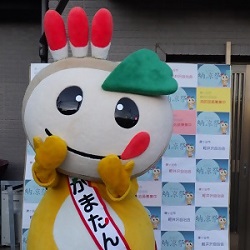 納涼祭のパネルの前でかまたん記念写真