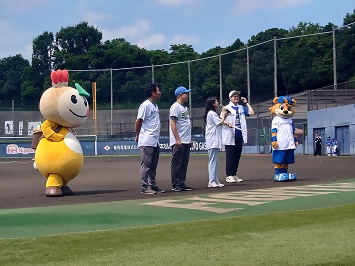 スタジアムでセレモニーに出席する市長とかまたんの写真