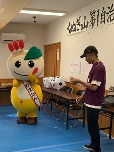 けん玉名人がスゴ技を披露している写真