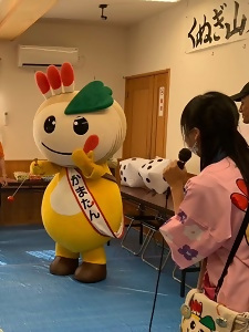 けん玉に挑戦するかまたんの写真