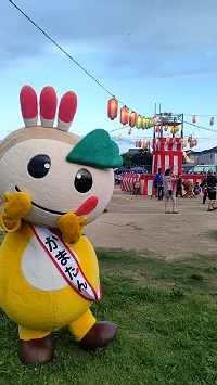 やぐらの前にいるかまたんの写真