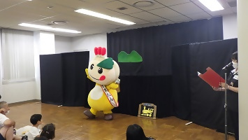 お話し会に登場するかまたんの写真
