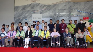 贈呈式参加者の集合写真