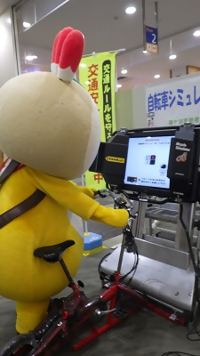 自転車シミュレーターに挑戦するかまたんの写真