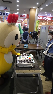 反射神経チェックに挑戦するかまたんの写真