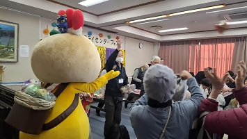 豆まきをするかまたんの写真