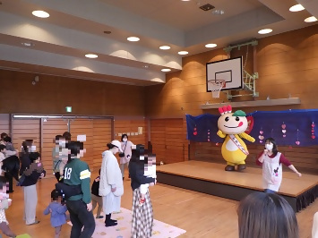 ダンスをする参加者のみなさん、子ども達とかまたんの写真