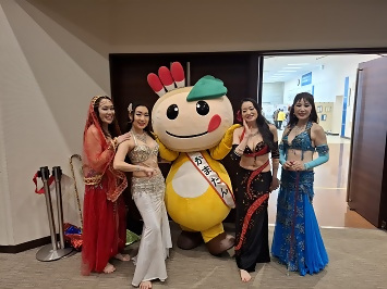 ステージ出演者達とかまたんの写真