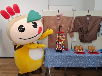 展示コーナーを見学するかまたんの写真