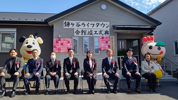 自治会館の前にて、関係者のみなさんとセナワンくんとかまたんの写真