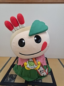 きぬさやとにんじんを持つかまたんの写真