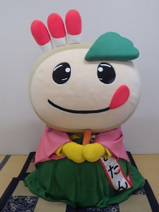 にんじんを持つかまたんの写真