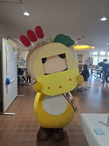 撮影用パネルから顔を出すかまたんの写真