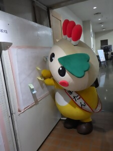 地図にふせんを貼り付けるかまたんの写真