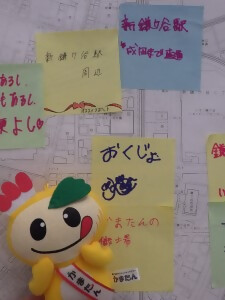 地図に貼り付けたかまたんのサイン入りふせんの写真