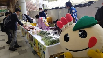 鎌ケ谷物産展を訪れるかまたんの写真