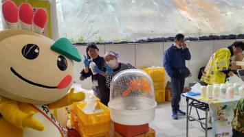 鎌ケ谷ブースにわたあめを買いに来たかまたんの写真