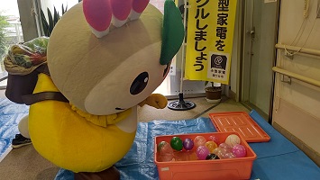ヨーヨー釣りに挑戦するかまたんの写真