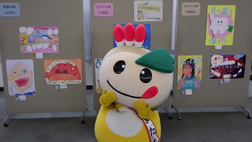 ポスターの展示とかまたんの写真
