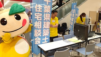 かまたんが相談会のブース前にいる写真