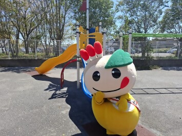 すべり台で遊ぶかまたんの写真