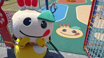 かまたんのイラストが印刷されたゴムチップ床の写真