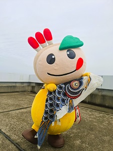 大きなこいのぼりを抱えるかまたんの写真