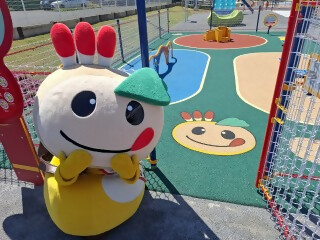 かまたんのイラストが印刷された公園の床