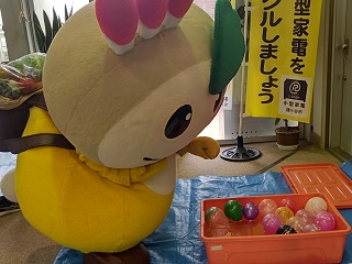 ヨーヨー釣りに挑戦するかまたんの写真