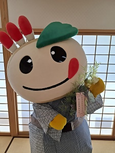 笹を持つ浴衣姿のかまたんの写真