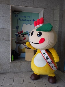 駅前でかまたんの写真と同じポーズをきめるかまたんの写真