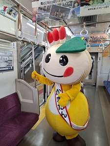 電車内で手すりにつかまるかまたんの写真