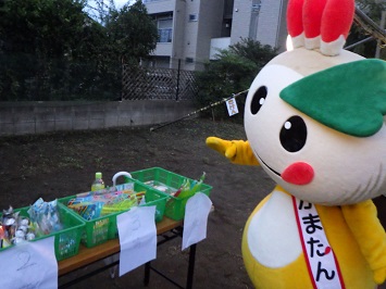 おもちゃくじ屋さんを見ているかまたんの写真