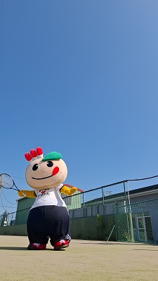 テニスラケットを持ち体操服を着たかまたんの写真